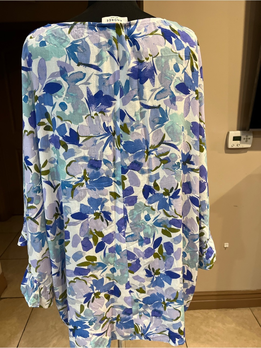 ANDREE BY UNIT Blue and White Floral V-Neck Tunic - Picture 7 of 7